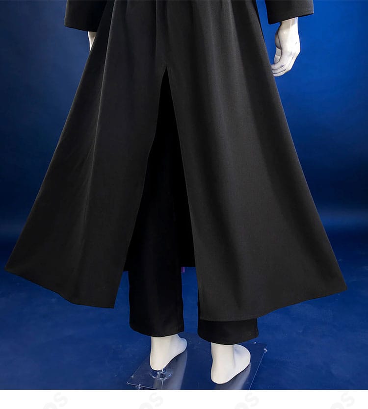 背面の斜めスリット詳細（可動域を確保する開き仕様）