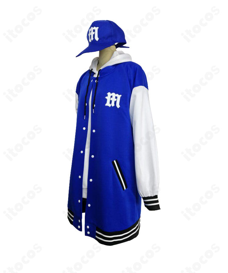 野正レイ衣装の側面ビュー。コートの落ち感、袖のライン、太もも飾りの位置関係を確認できる写真。