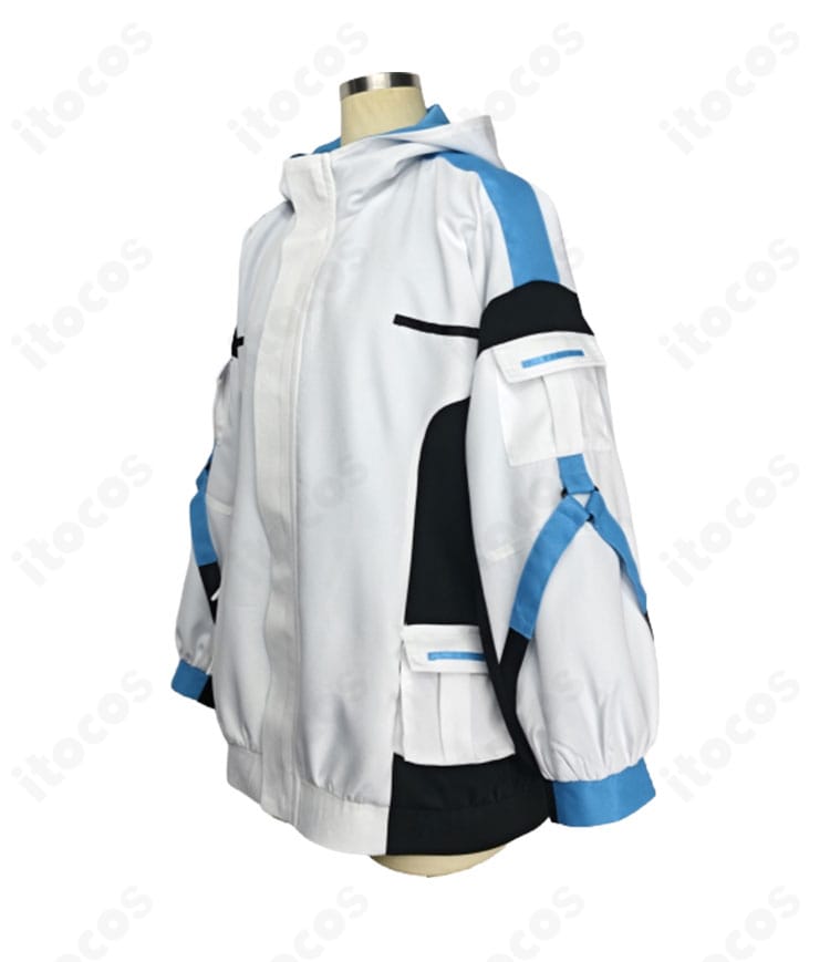 飛鳥馬トキ 臨戦コスプレ衣装の側面。レッグポーチの装着位置とベルトの取り回し、コートのサイドラインが見える画像