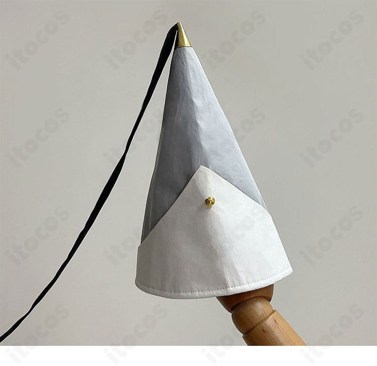 とんがり帽子の形状と装飾のアップ（フォルム保持と縁の仕立て）