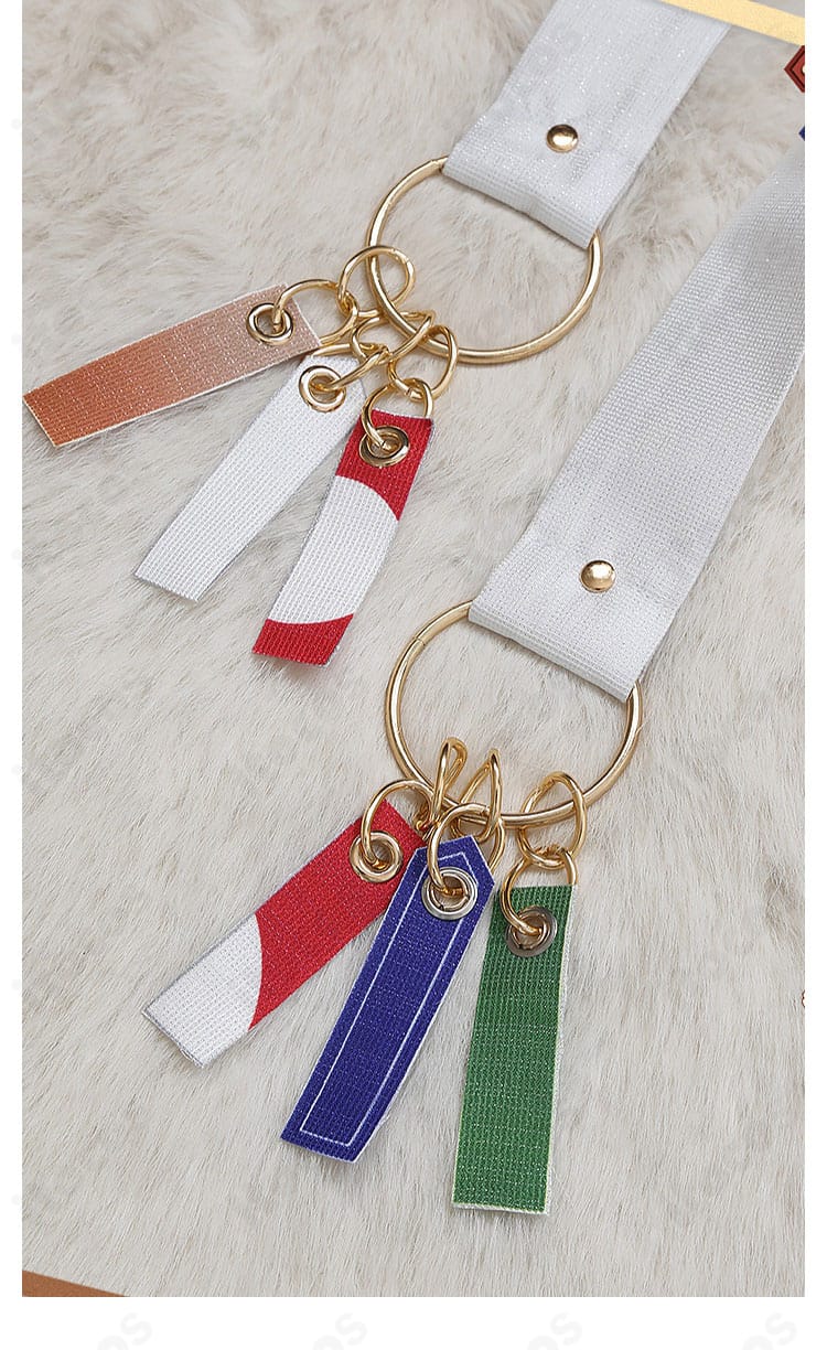 コートの吊り下げチャームと金属パーツの質感アップ