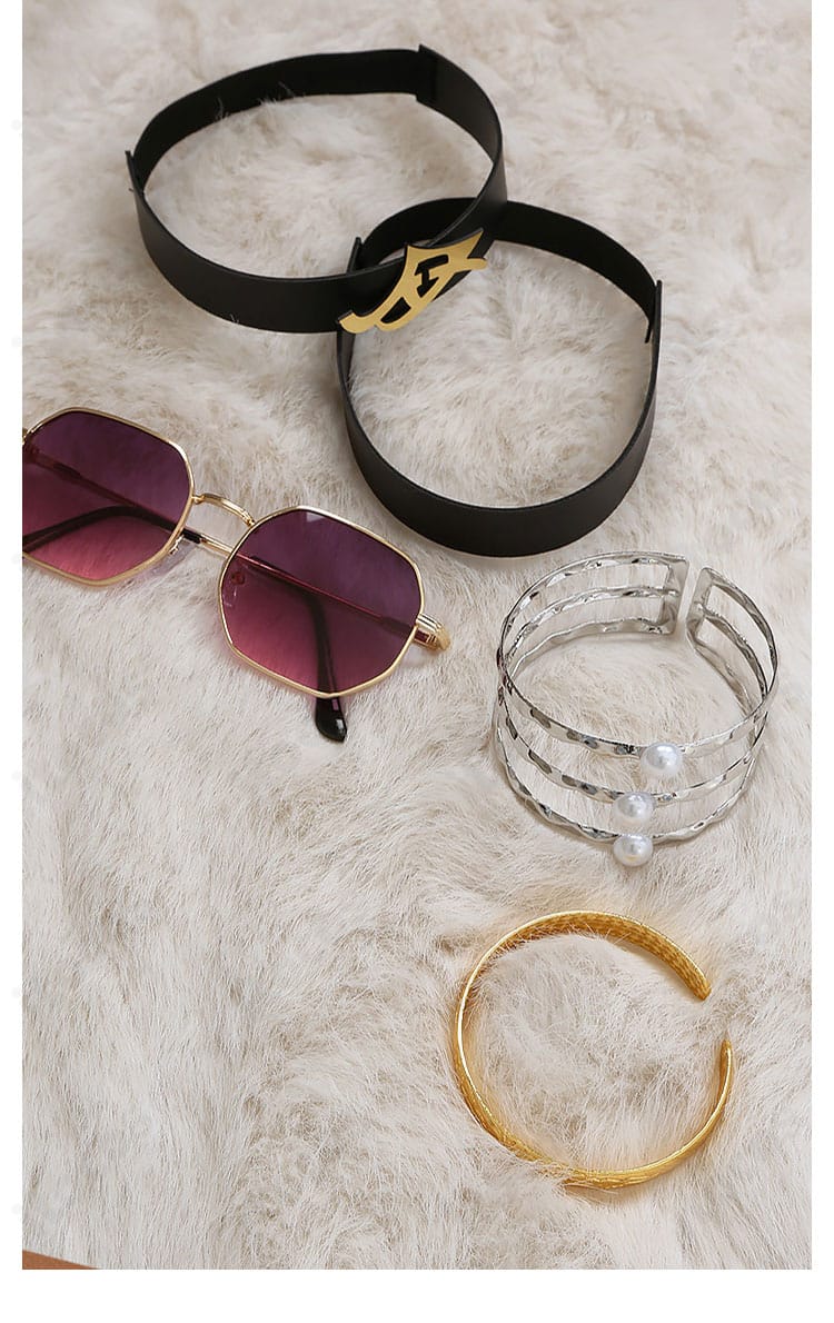 ネクタイ・チョーカー・ブレスレットなど小物一式の詳細