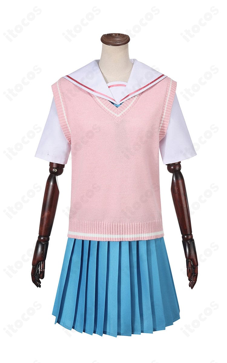 綾紬芦花 制服コスプレの正面全体像(ピンクベストとプリーツスカートのシルエット)