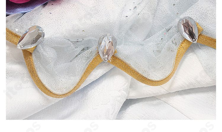 レースと宝石風パーツの装飾ディテール。光沢と立体感が伝わる近接