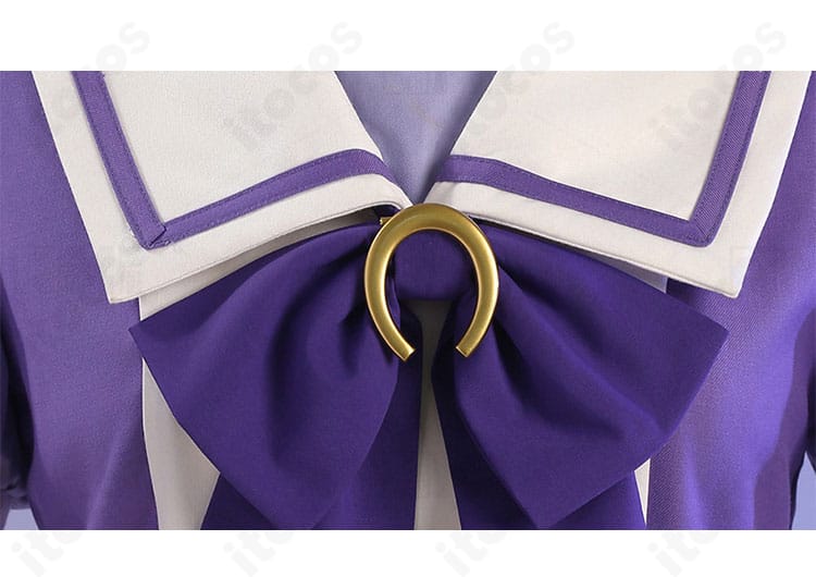 襟元の飾りディテール。夏服らしい爽やかなラインと縫製ステッチをクローズアップ。