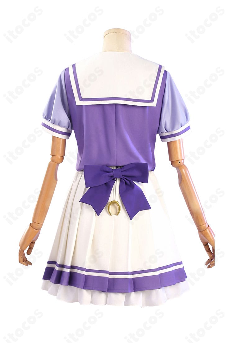 ウマ娘 トレセン学園 夏服コスチュームの背面。背中のリボン位置と後ろ姿のシルエットを強調。