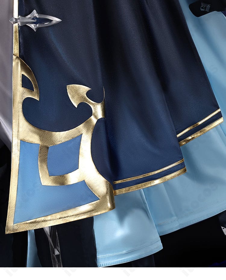 原神コスプレ衣装の前マント装飾ディテール。縁取りと装飾パーツの配置が見える