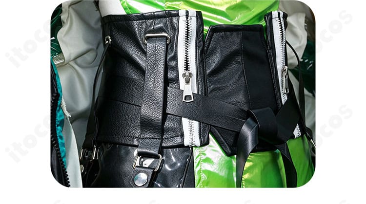 腰封風ベルト装飾のバックルと縫製ディテール