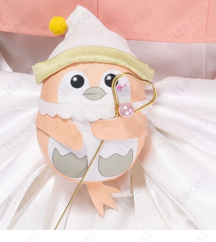 背面の大リボンに付くぬいぐるみ装飾の近接ディテール
