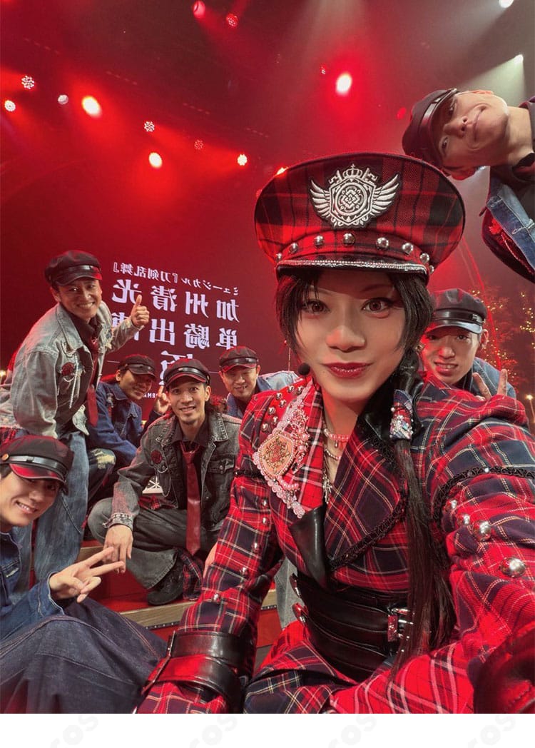 帽子アクセサリーのクローズアップ（飾りの質感と留めの安定性）