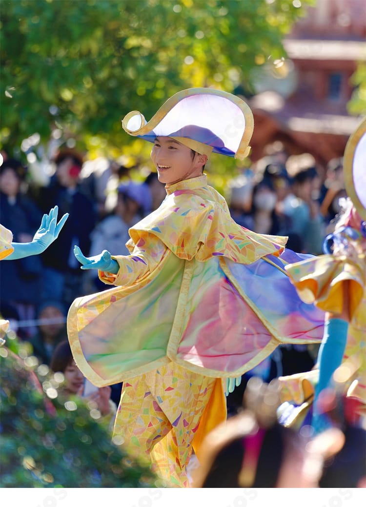 東京ディズニーランド ディズニー・ハーモニー・イン・カラー ダンサー コスプレ衣装の別角度ショット｜動きを意識したシルエット表現
