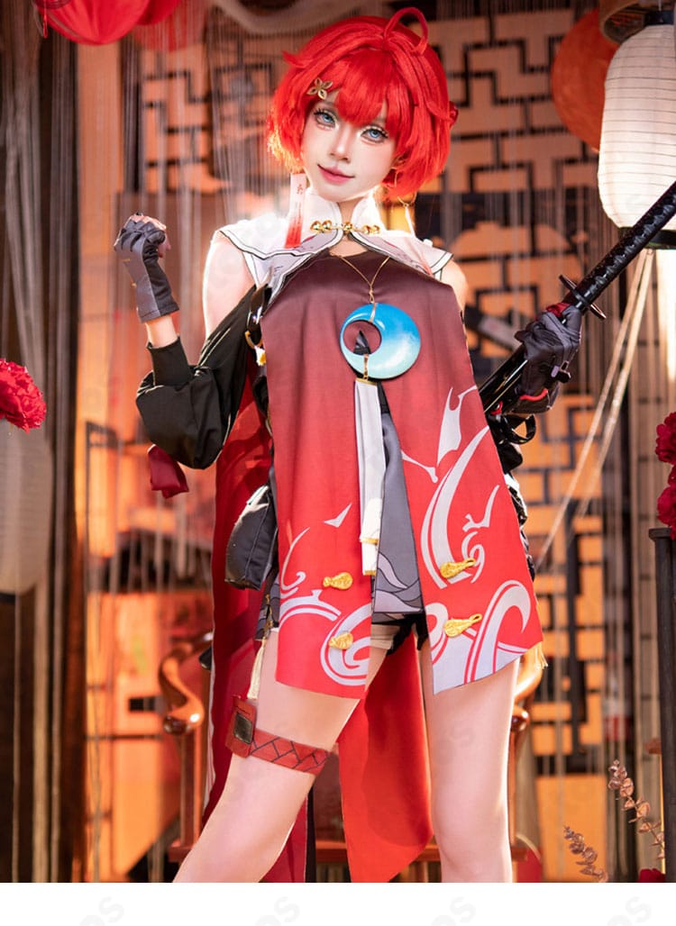 『鳴潮』丹瑾の侠客風コスプレ衣装を側面から着用したイメージ。コートの流れるラインと腰飾り