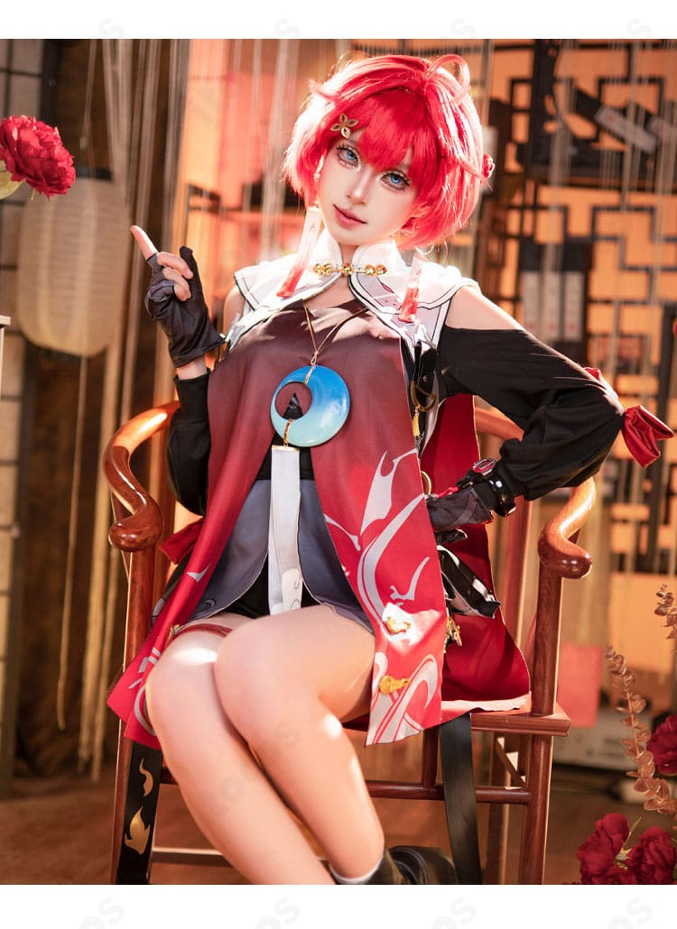 『鳴潮』丹瑾のコスプレ衣装を正面から着用した撮影イメージ。高コントラスト配色と縦長シルエット