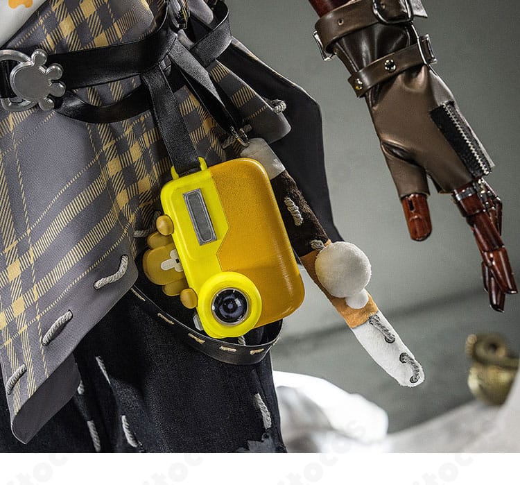 「囚人」コスプレ衣装の腰回りに配置されたロープとアクセサリーの詳細