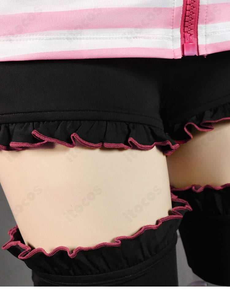 春色の現代衣装ショートパンツの装飾と配色ディテール
