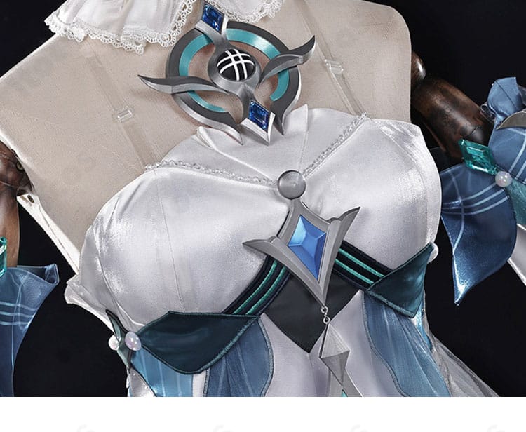 ヴォジャニーツァのプリマドンナ衣装の襟元と胸飾りの装飾ディテール