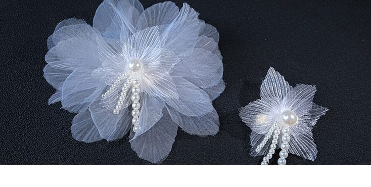 灯花の祝装聖女コスプレ衣装を彩る花飾りのクローズアップ