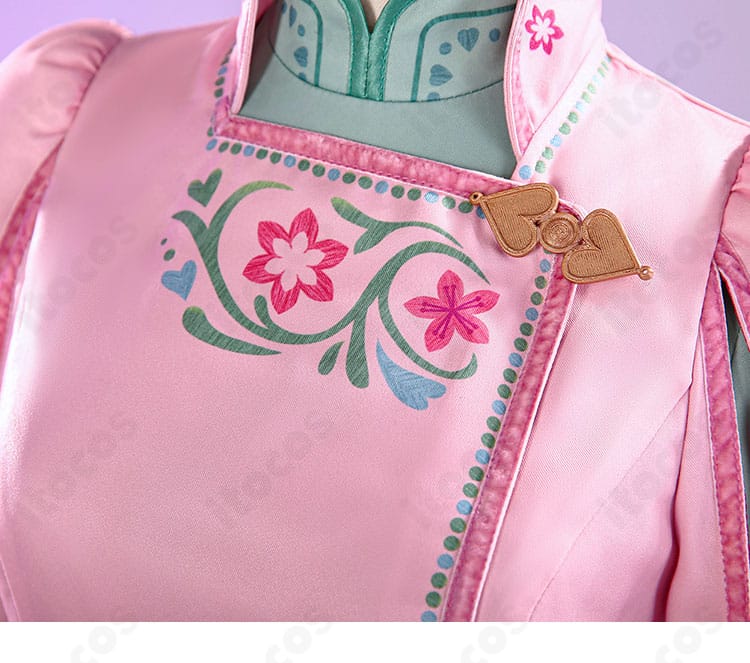 アナのコスプレ衣装の前合わせ部分の装飾を確認する詳細画像