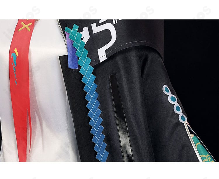 アークナイツ シー コスプレ衣装の左肩・袖装飾ディテール。装飾パーツと飾り紐の質感を示すクローズアップ。