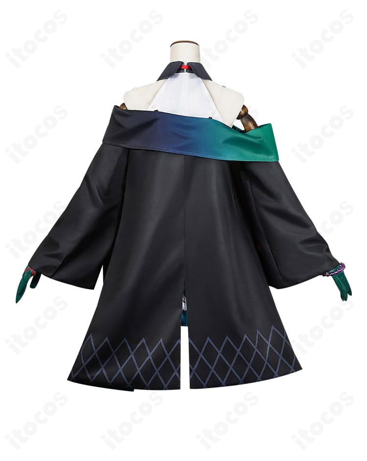 アークナイツ シー コスプレ衣装の背面画像。コート裾のラインと背面カッティング、着丈バランスが見える。