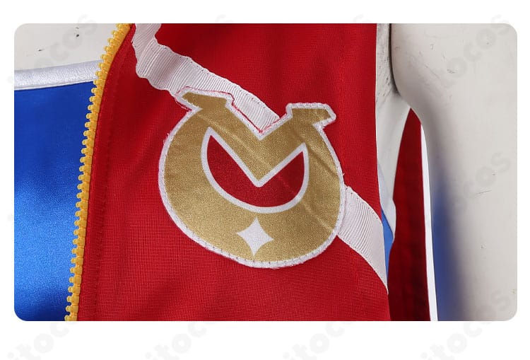 ウマ娘 ウイチケ 胸章ディテール。高級感のある刺繍エンブレムで近接撮影に映えます。