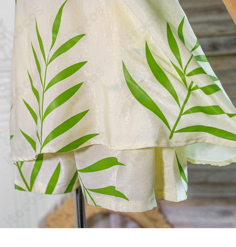 喜多川海夢 キャミワンピ 裾のフレア部分の近接画像。動きに映えるヘムラインの表情を捉えた画像