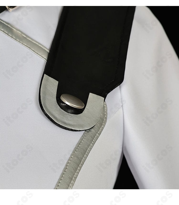 左肩装飾のクローズアップ。刺繍ディテールと縫製の精度が見える写真