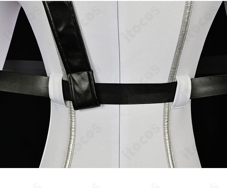 背面ベルト装飾のアップ。しっかり固定できる設計とサイズ微調整のしやすさを示す写真