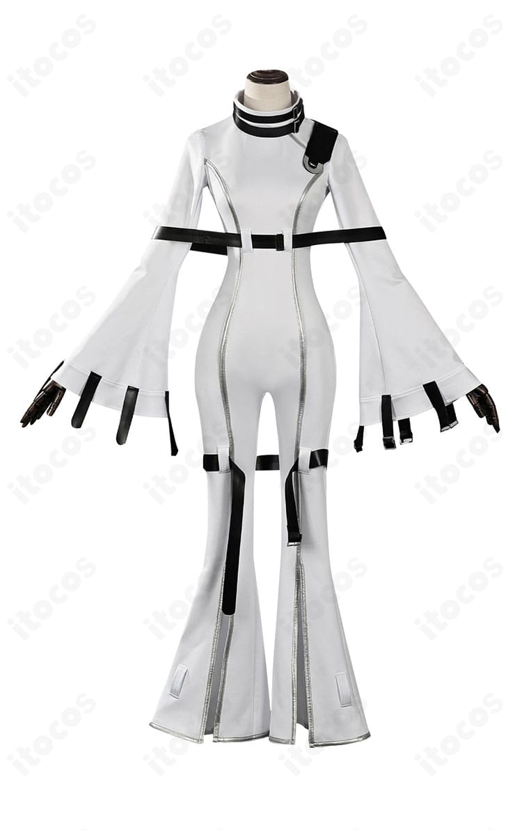 C.C.拘束衣コスプレの正面全身。タイトなシルエットと白生地の質感、黒ベルトのコントラストが分かる写真