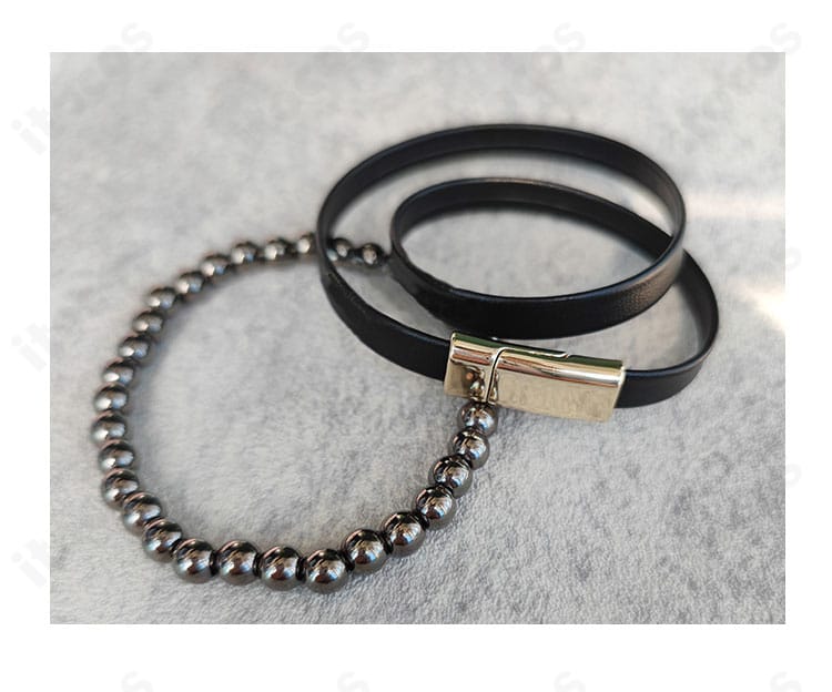 ブレスレット装飾の接写。撮影で映える金属光沢と留め具の安定感