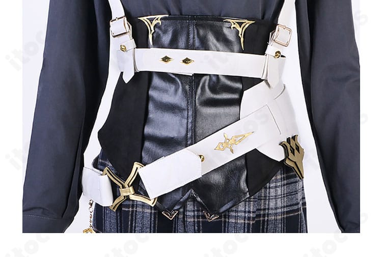 コルセットベルト正面のアップ。ウエストラインを整えるディテールとバックルの質感