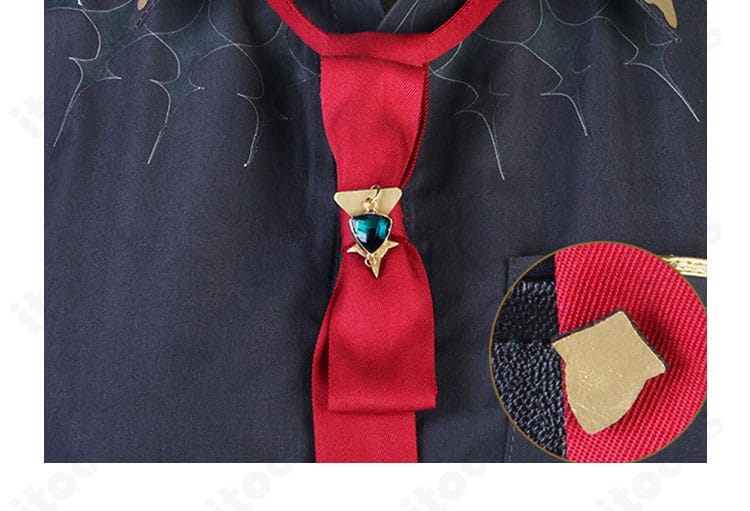 ネクタイとピンのディテール。結び目の形と金具の位置決めが分かる近接写真