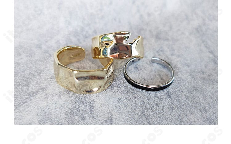 指輪ディテールのアップ。高級感ある質感とサイズ感の参考イメージ