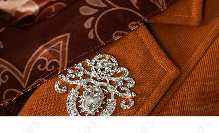 バイオハザード RE:4 コスプレ衣装の胸元・襟ディテール。刺繍入りベストで質感と高級感を演出。