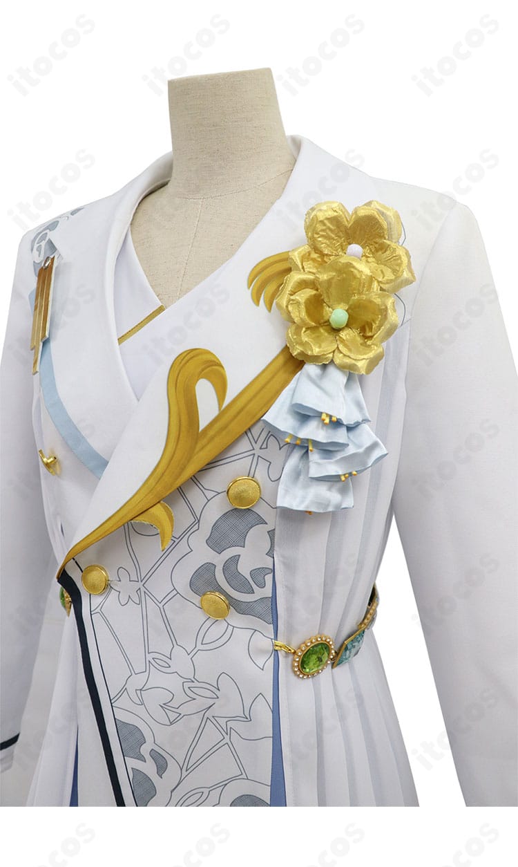 月永レオ コスプレ衣装の胸飾りと上衣ディテールのクローズアップ。質感、縫製、パイピングの精度が伝わるディテール写真。