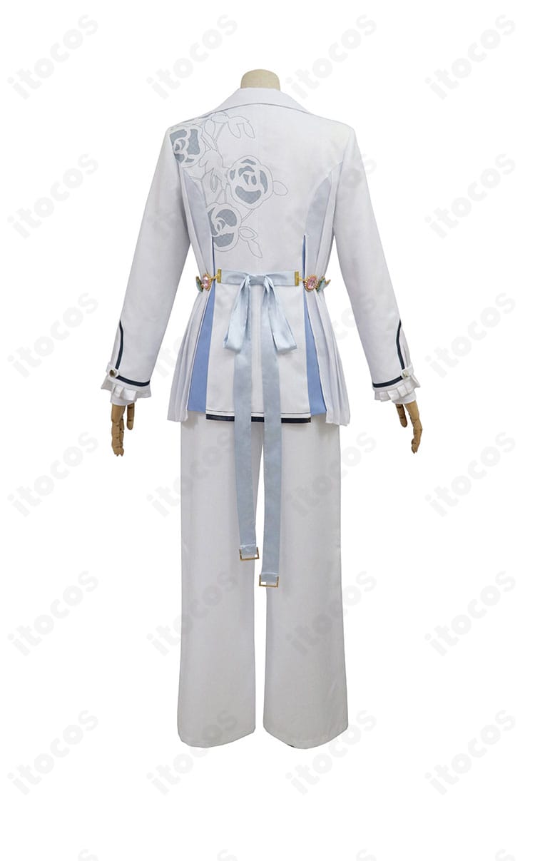 月永レオ Tasto bianco コスプレ衣装の背面デザイン。裾のラインや配色、背面装飾の配置まで再現したステージ仕様を示すショット。