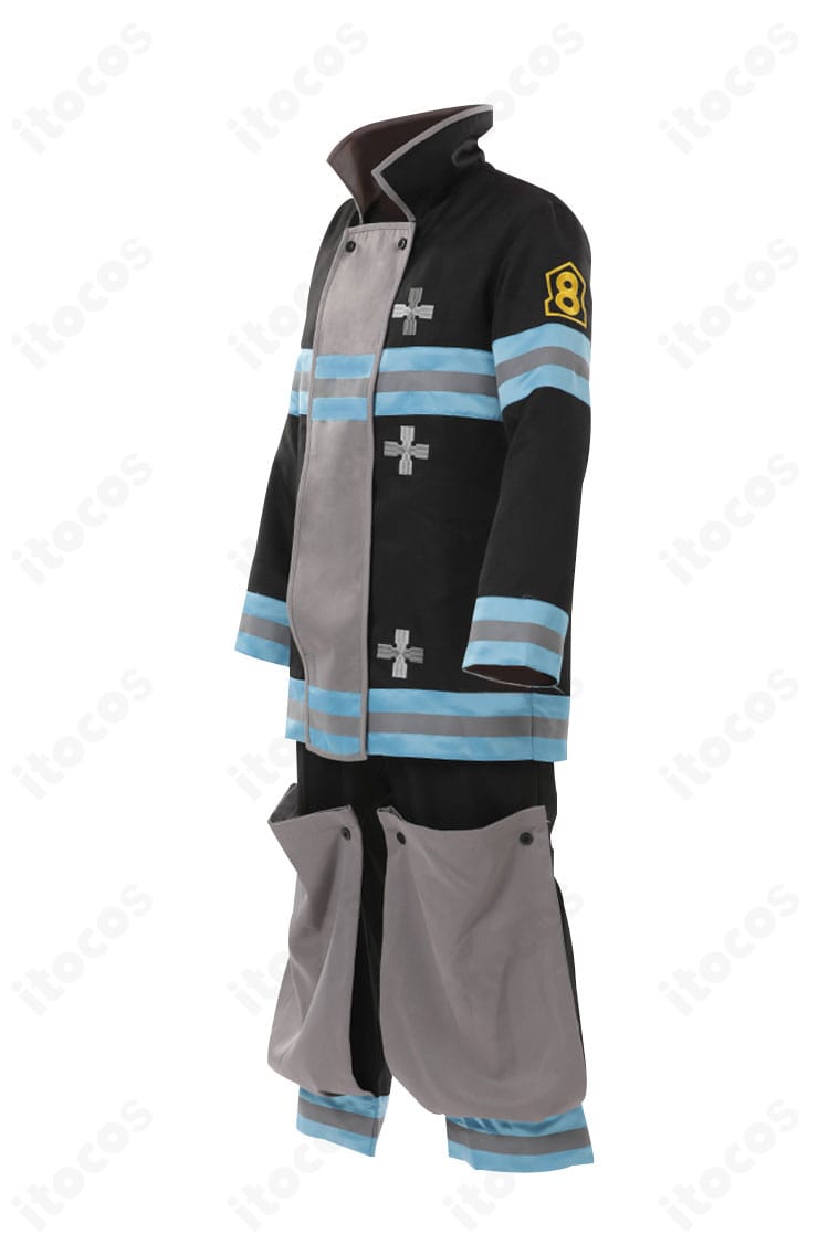 森羅日下部 コスプレ衣装の左側面。袖と側面ストライプのラインを強調したカット