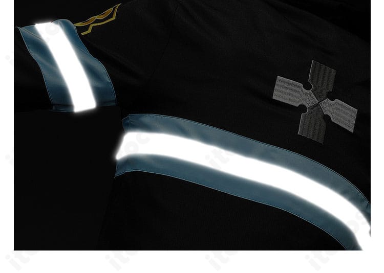 森羅日下部 コスプレ衣装の反射ストライプ詳細。光を受けたときの発色と質感を表現