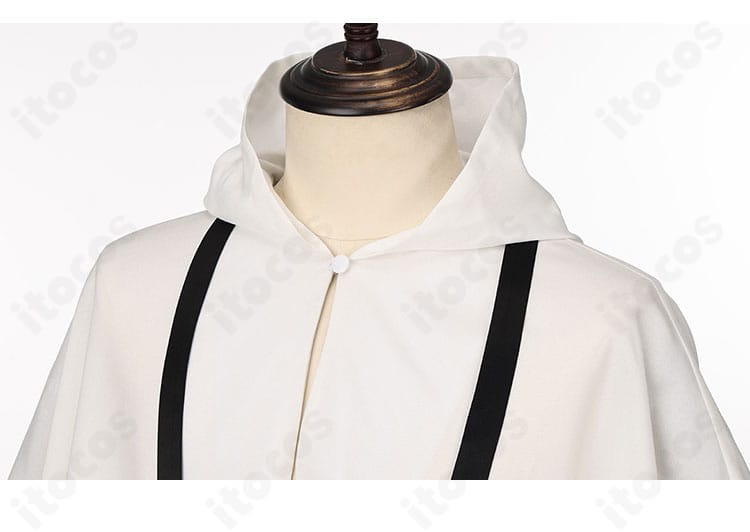 ネックライン装飾のクローズアップ。襟元の縫製と装飾パーツの質感が伝わる画像。