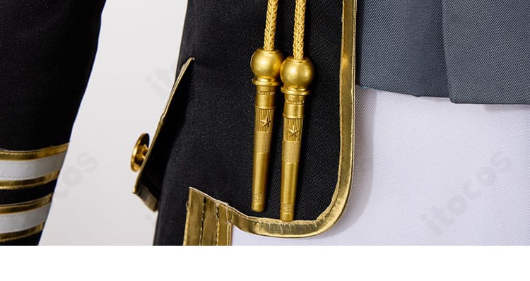 コート裾部分の装飾ディテール。縁取りのコントラストと装飾テープの質感。