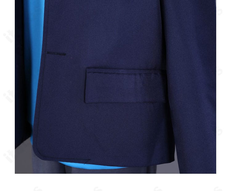 麻中 蓬 コスプレコートの金属ボタン細部。質感の高いメタルパーツが近接撮影でも存在感を発揮。