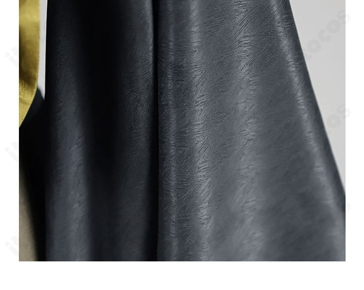 裾部分の縫製とレイヤー構成のクローズアップ。軽やかな生地の落ち感とハリ感を伝える写真。