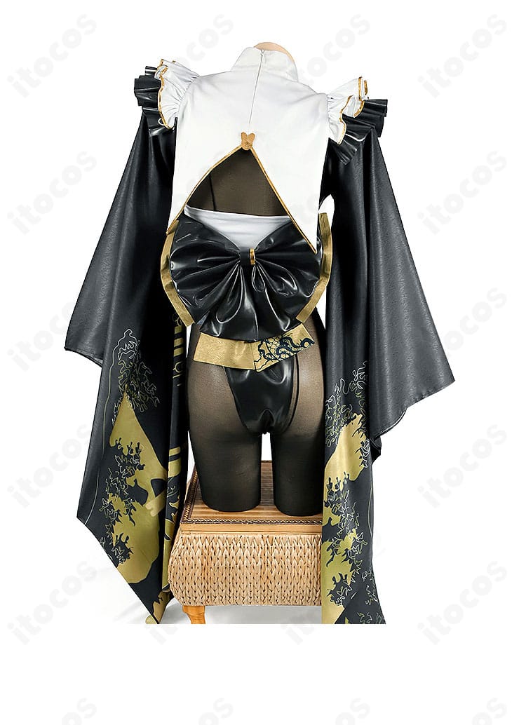 勝利の女神:NIKKE ブラン『ビューティフルデイズ』コスプレ衣装の背面。大きな蝶結びとトップスのレイヤーが見える角度。