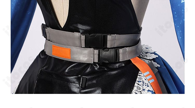 メリル衣装 腰部ベルト装飾の詳細。バックル周りの作りとフィット感を示す近接画像。