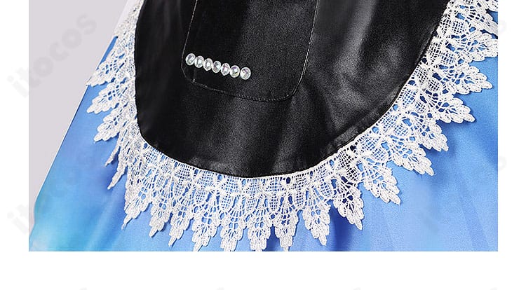 メリル衣装 スカート装飾の詳細。フレアの落ち感と縁飾りの仕上げ、動きの表情を捉えたカット。