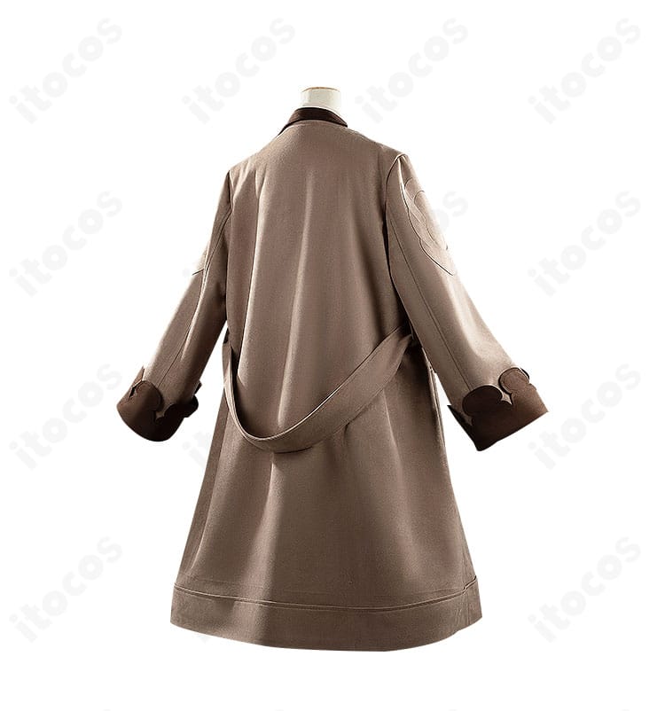 エナー・アールウェット秋服コスプレの背面全体。バックスタイルやコートのシルエットを確認できる画像。