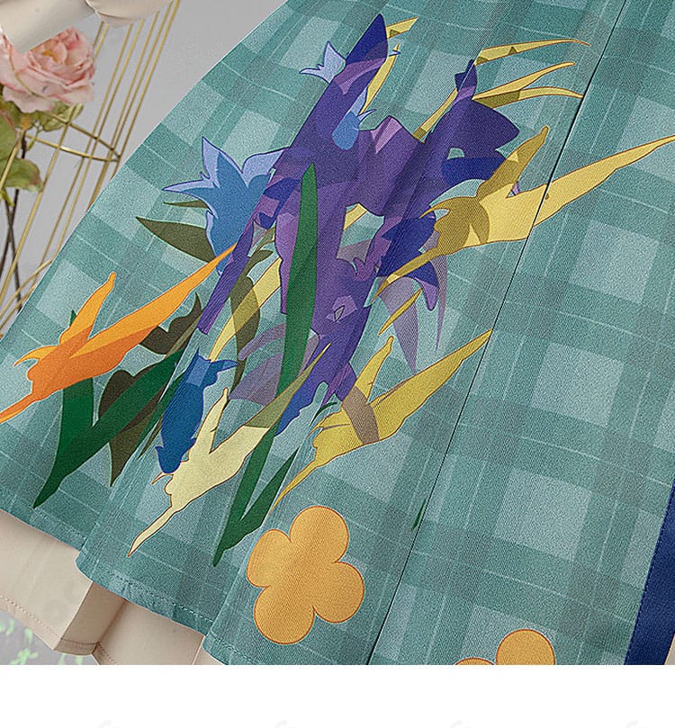 スカートのグラフィック装飾ディテール。個性的な模様の再現度が分かる画像。