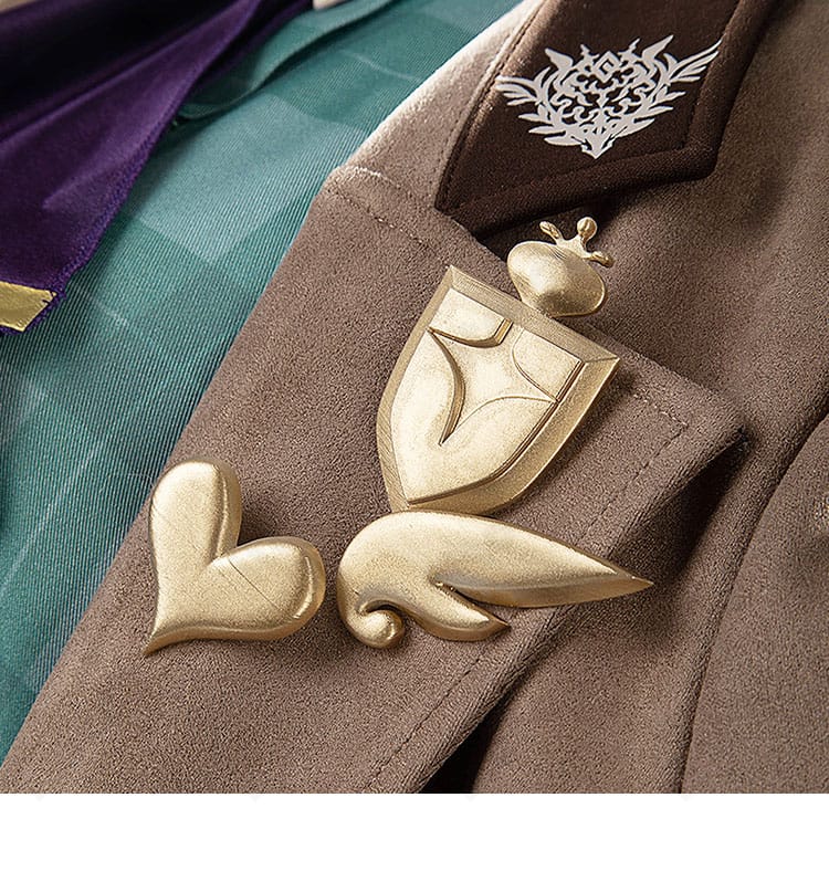 エナー・アールウェット秋服コスプレの左襟装飾。左右のディテール差分と作り込みを示す画像。