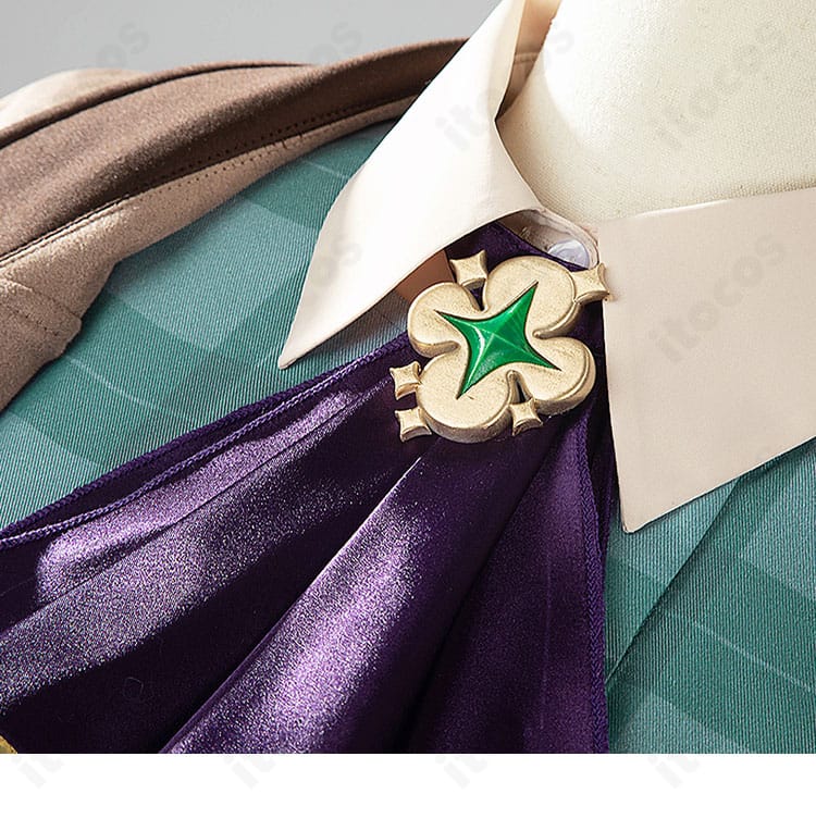 エナー・アールウェット秋服コスプレの襟元装飾クローズアップ。スカーフ留めやモチーフの作りが分かる画像。