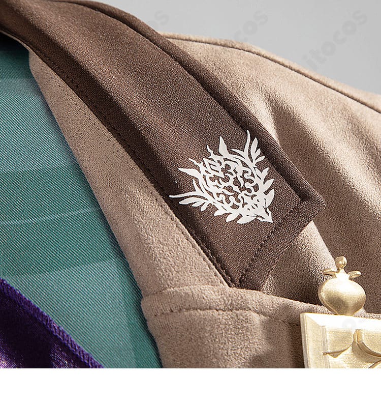 エナー・アールウェット秋服コスプレの襟元柄ディテール。細かな刺繍模様の再現度を確認できる画像。